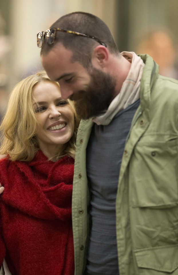 Kylie Minogue i Joshua Sasse