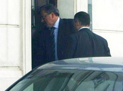 Komorowski do pałacu wchodzi tylnym wejściem