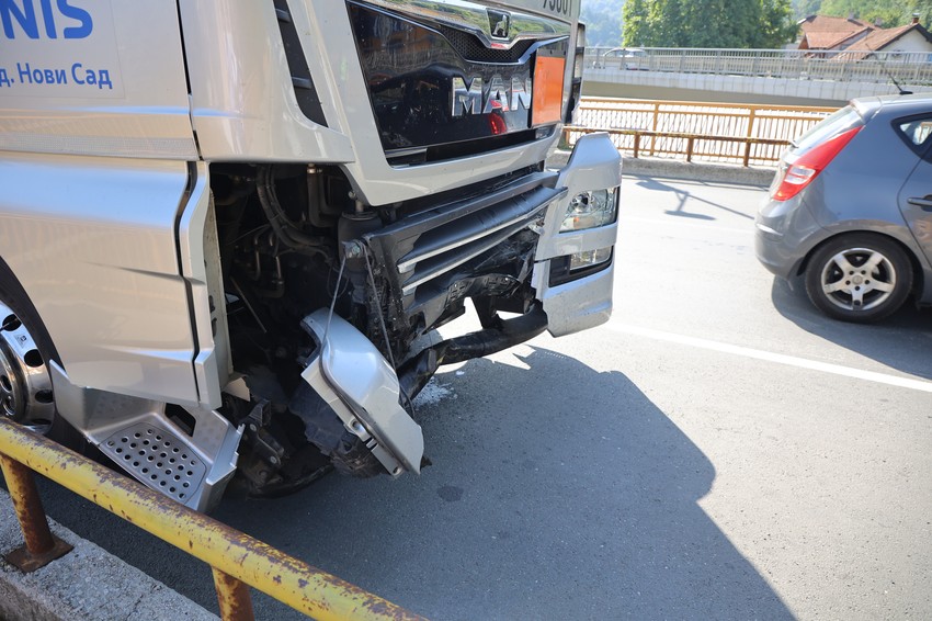 Cisterna nakon saobraćajne nesreće