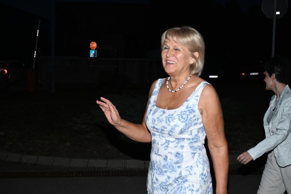 STANIJINA MAJKA POBEGLA OD KAMERA Slavica na finale Elite došla u šik haljini i izazvala pometnju u Šimanovcima: Sve oči uprte u nju