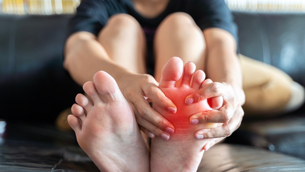 Bol u jastučiću stopala: Zašto se javlja metatarzalgija i kako je izlečiti