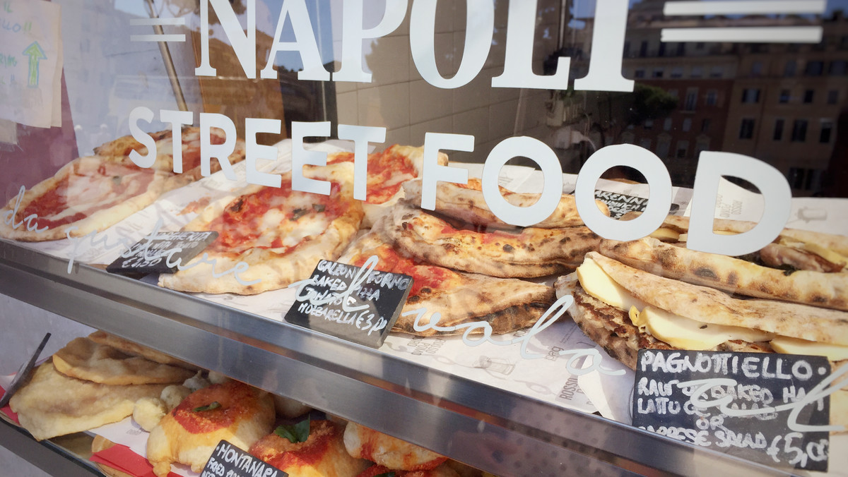Po czym poznać pizzę neapolitańską? "Ma być miękka w dotyku i delikatna w smaku"