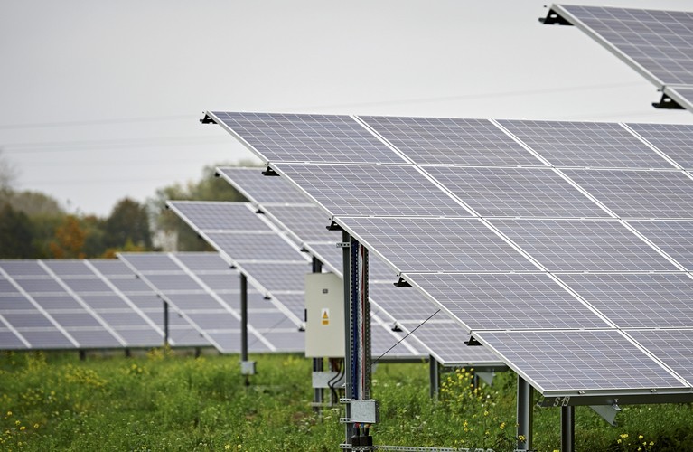 A jak wygląda klasyczna farma solarna można zobaczć na przykładzie <a href='http://forsal.pl/galerie/831248,zdjecie,1,zobacz-jak-wyglada-najwieksza-elektrownia-fotowoltaiczna-w-polsce-zdjecia.html' style='color: blue'>największej elektrowni fotowoltaicznej w Polsce należącej do Grupy Energa. </a> Trójmiejska farma solarna składa się z 6 tys. 292 paneli ułożonych na powierzchni około 25 tys. m2.