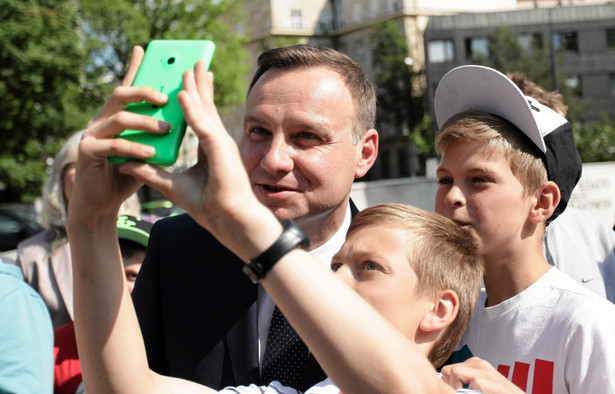 Młody "Duduś" był prymusem, ale nie fajtłapą. Nie stronił od imprez, palił. SYLWETKA ANDRZEJA DUDY