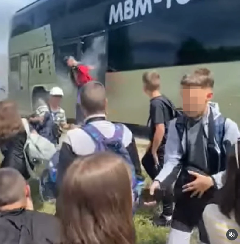 Deca izlaze iz zapaljenog autobusa