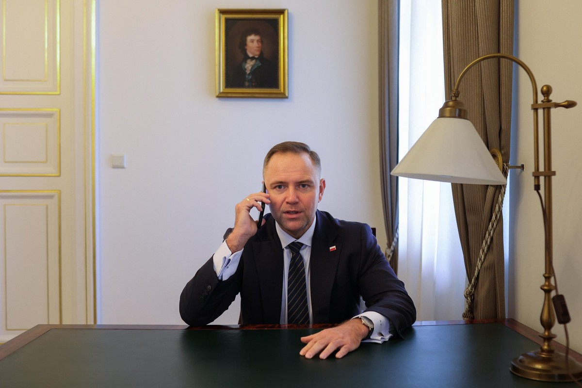 Karol Nawrocki rozmawia przez telefon. Znani są bliscy współpracownicy prezydenta elekta. Zaprzysiężenie Karola Nawrockiego odbędzie się 6 sierpnia 2025 r.