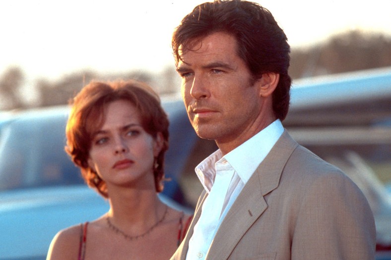 Izabella Scorupco jako Natalia Simonowa i Pierce Brosnan jako James Bond w filmie "GoldenEye"