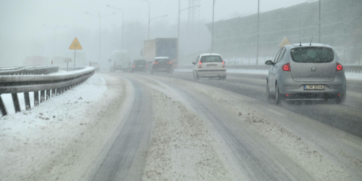Kolejne śnieżyce na drogach. IMGW ostrzega