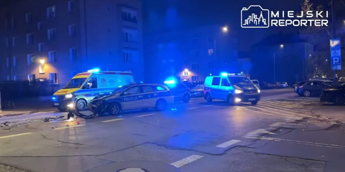 Do kraksy doszło w rejonie ul. Wileńskiej, kiedy policjanci jechali na interwencję 