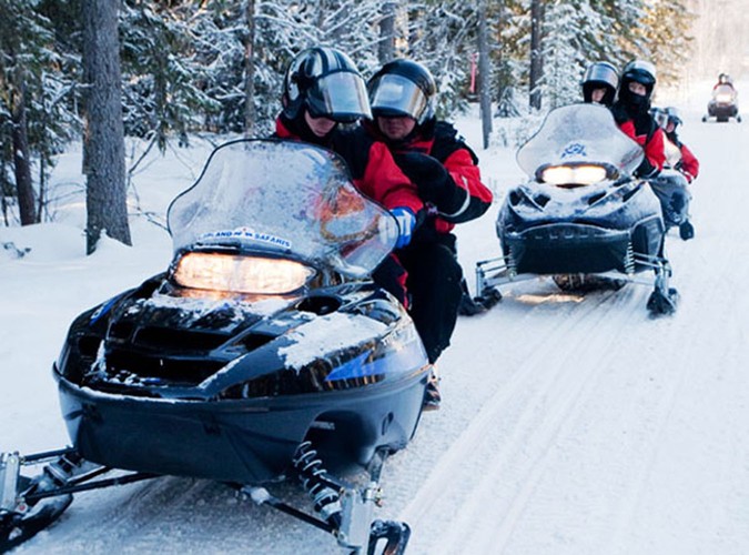 Snow safari, czyli początek wielkiej wyprawy na skuterach śnieżnych.