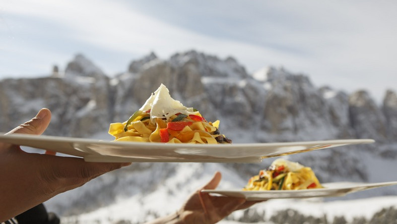 Na niedawno opublikowanej nowej liście restauracji odznaczonych gwiazdką Michelin, znalazło się 20 restauracji z Południowego Tyrolu/Südtirolu. Razem zgromadziły 23 gwiazdki., co jest kolejnym rekordem regionu! Do grupy wyróżnionych miejsc dołączyły dwie nowe restauracje: Tilia w Dobbiaco oraz Alpes w Sarentino.