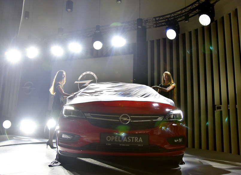 W fabryce Opla w Gliwicach 29 września pełną parą ruszy produkcja modelu Astry najnowszej generacji. Koncern liczy, że dzięki nowatorskim rozwiązaniom tego samochodu, który m.in. może być wyposażony w innowacyjny system wsparcia kierowcy Opel OnStar, znacząco zwiększy sprzedaż. Do salonów samochód trafi pod koniec października.