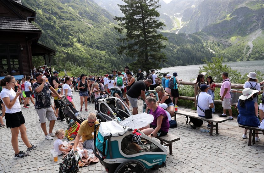 Wakacje pod Tatrami w pełni. Szturm turystów na Morskie Oko