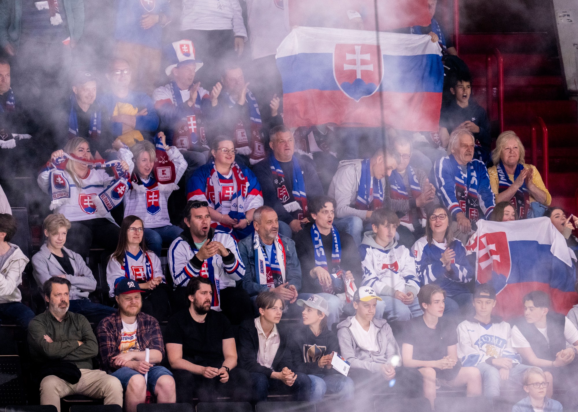 Slovenskí fanúšikovia povzbudzujú počas zápasu s Fínskom. 