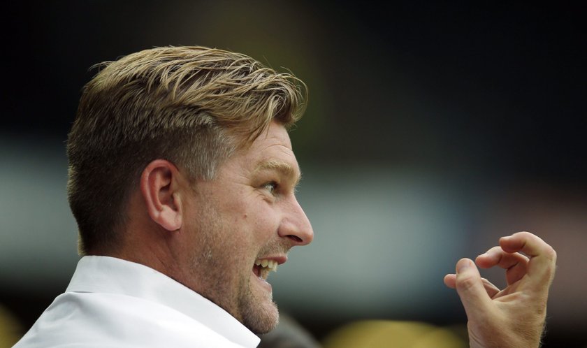 Trener MK Dons Karl Robinson stwierdził, że jego piłkarze muszą oszukiwać