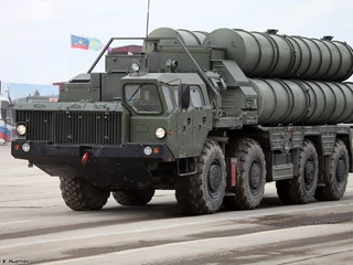 Pojazd z rakietami do rosyjskich systemów ziemia-powietrze S-400