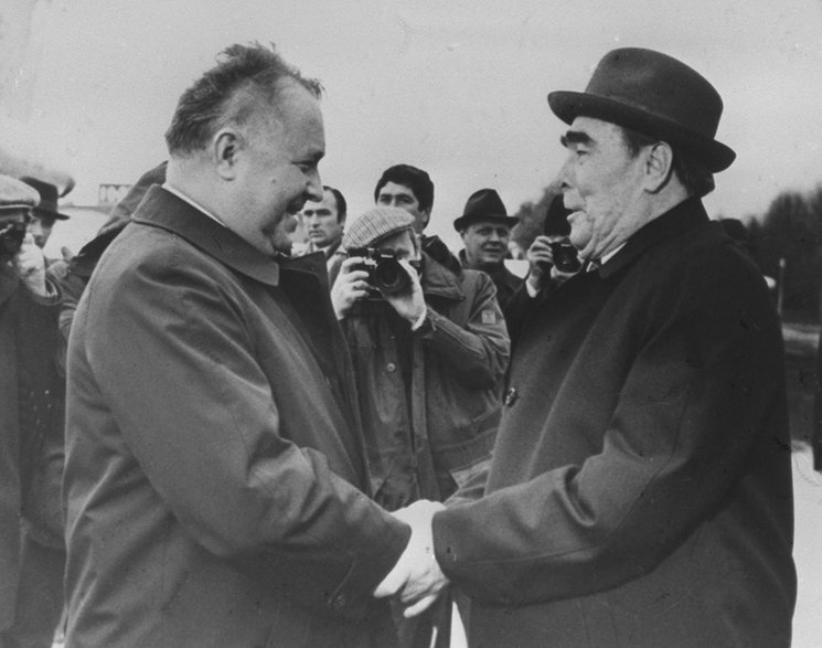 Stanisław Kania, I sekretarz KC PZPR (z lewej) witany w Moskwie, przez Leonida Breżniewa, 1981 r