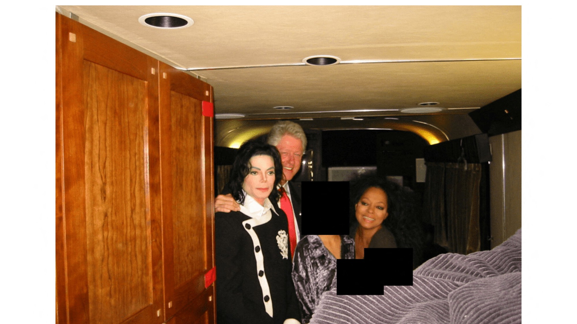 Na tejto fotografii, ktorú 19. decembra 2025 zverejnilo ministerstvo spravodlivosti v Washingtone, D.C., USA, sú zachytení bývalý prezident USA Bill Clinton, Michael Jackson a Diana Ross.