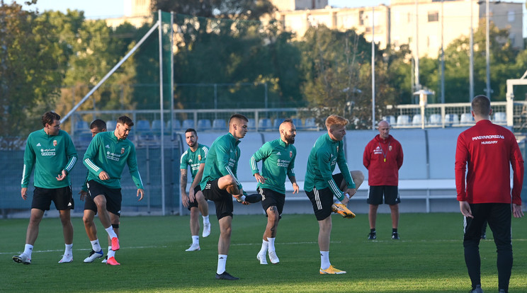 A képen: Nagy Ádám, Szalai Ádám, Hangya Szilveszter, Bese Barnabás, Kalmár Zsolt, Sigér Dávid, Cseri Tamás, Szalai Attila, Sallai Roland az Európa-bajnoki pótselejtező elődöntőjének október 8-ai, szófiai Bulgária-Magyarország mérkőzése előtti edzésen az Illovszky Rudolf Stadion melletti edzőpályán / Fotó: 2020. október 5-énMTI/Bruzák Noémi