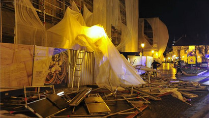 Tovább pusztít a vihar: fémlapok zuhantak a járdára a Pénzügyminisztérium új épületéről – fotók, videó