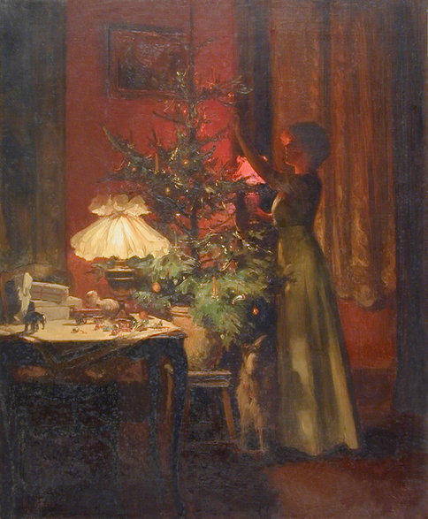 Młoda kobieta ozdabia choinkę trzymając w prawej ręce lampkę (jest to prawdopodobnie obraz prezentowany na Salonie Paryskim w 1898 roku pod tytułem „Noël”Boże Narodzenie nr 1725)