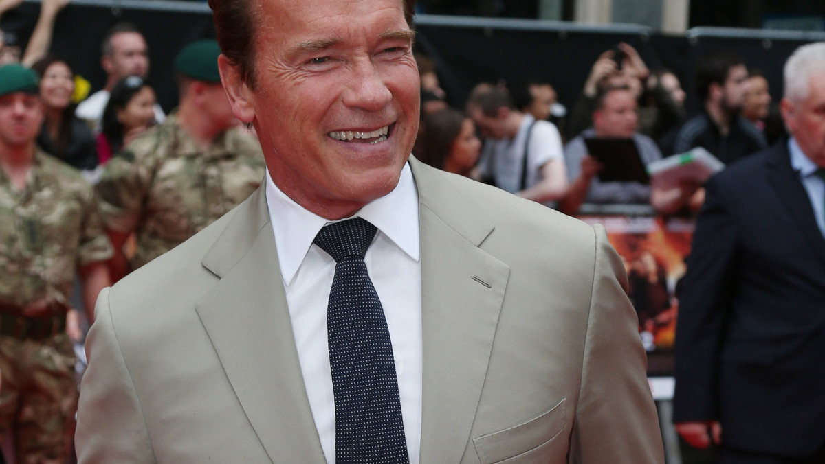 To wyznanie Schwarzeneggera zszokowało wszystkich. Gwiazdor zdradził swoją przyszłą żonę z żoną kolegi. Do najbardziej zaskakującej zdrady doszło w zaciszu jego gabinetu. Chodziło o słynną "lesbijkę z papierosem". - Jak mogłem zrobić coś takiego rodzinie? - zastanawia się teraz załamany aktor.