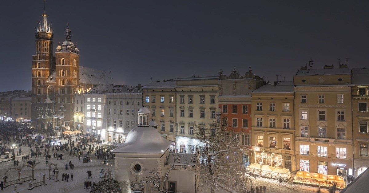 Krótkie wyjazdy do miasta zamiast nart? Badanie: Już co drugi Polak wyjeżdża na zimowe city breaki [materiał partnera]