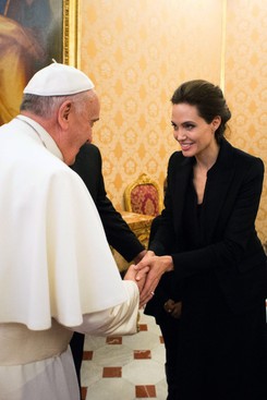 Angelina Jolie z wizytą u papieża Franciszka [ZDJĘCIA]