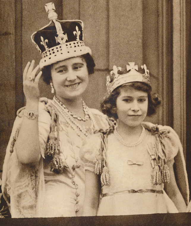 Elżbieta Bowes-Lyon, znana jako Elżbieta, królowa matka w dniu koronacji wraz z córką Elżbietą II