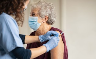 Szczepionka na koronawirusa, jak na grypę, będzie dostosowywana do nowych wariantów