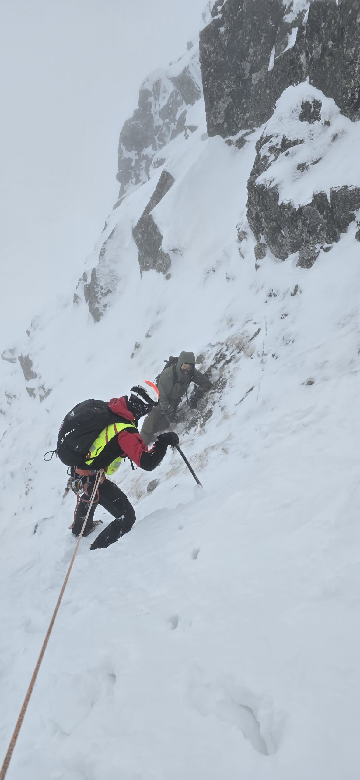Horskí záchranári pomáhali uviaznutému snowboardistovi pod Salatínom.