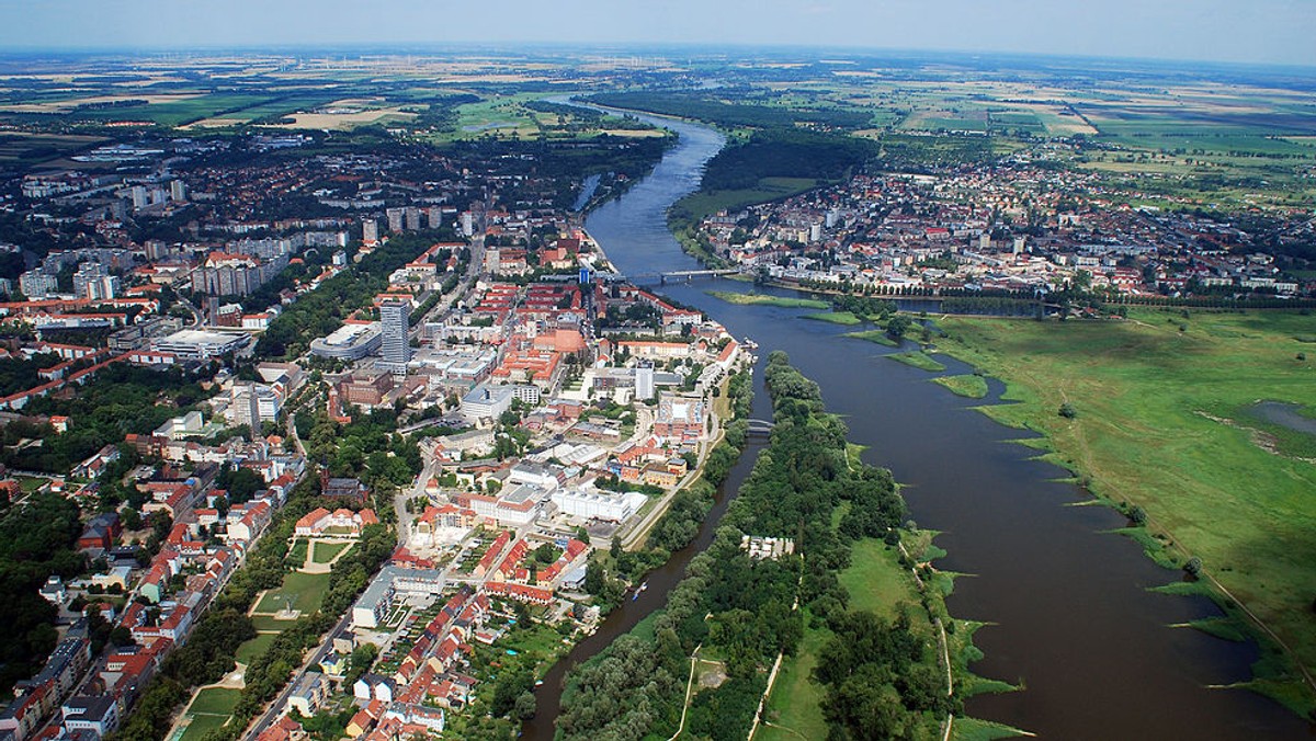 "Przejścia-przenikania" – to hasło tegorocznej edycji Festiwalu Nowej Sztuki "lAbiRynT" w Słubicach (Lubuskie) i sąsiednim Frankfurcie nad Odrą. Przez trzy dni (13-15 października) w ramach imprezy odbędzie się kilkadziesiąt wydarzeń, m.in. wystawy, pokazy filmowe i spotkania z artystami.