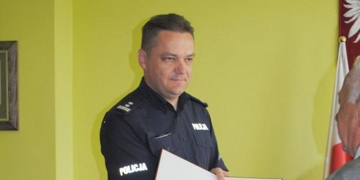 Mł. insp. Henryk Moskwa, komendant policji w Jarosławiu przekazał list od ministra dzielnemu emerytowi