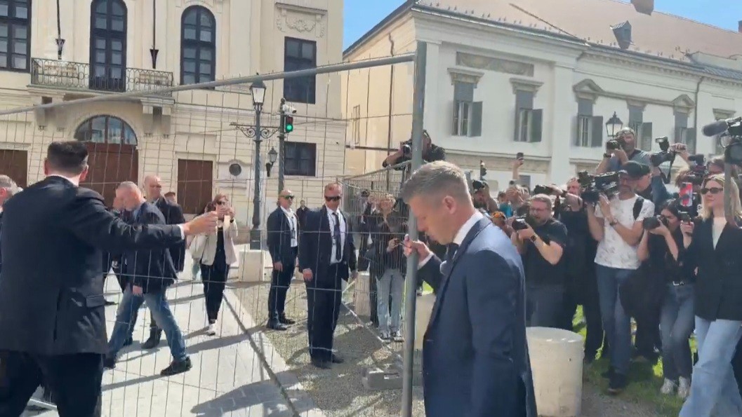 Péter Magyar odstraňuje zátarasy pred bývalým sídlom premiéra