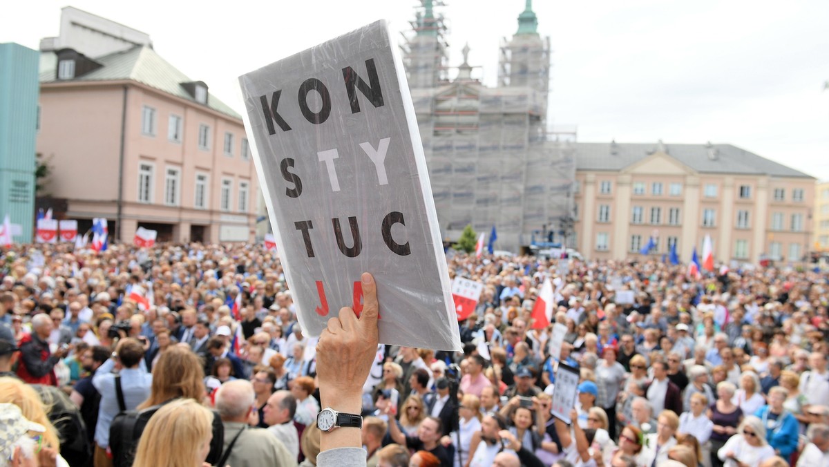 Jak przekazała  Komenda Stołeczna Policji, w kulminacyjnym momencie dzisiejszej demonstracji przed gmachem Sądu Najwyższego w Warszawie uczestniczyło około 1,5 tys. osób.