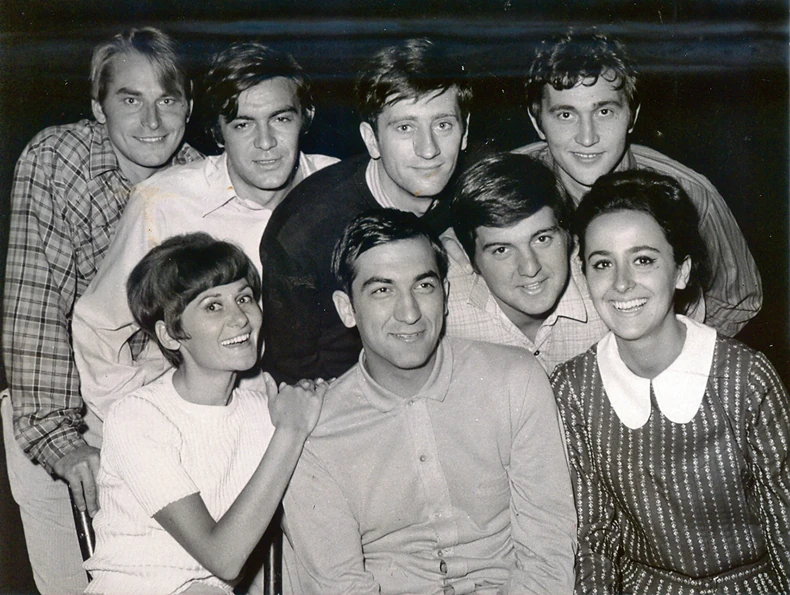 Kolege sa klase: sede (sleva) Đurđija Cvetić, Ivan Bekjarev, Branko Cvejić, Svetlana Bojković. Gore: Tanasije Uzunović, Josif Tatić, Dušan Đurić i Gojko Šantić