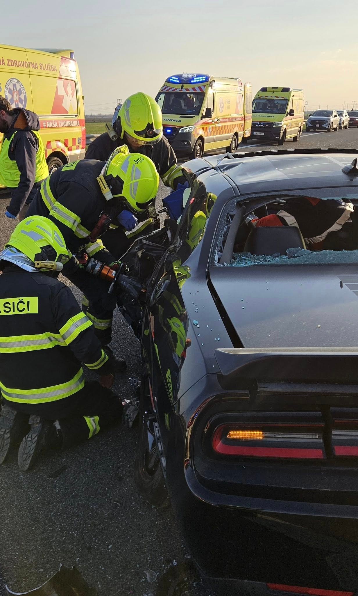 Vážnej dopravná nehoda troch osobných motorových vozidiel.