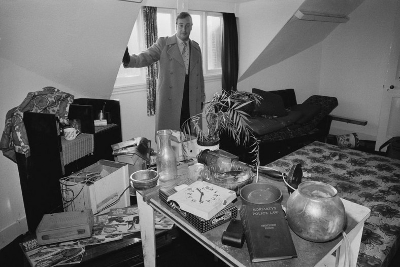 Wnętrze mieszkania przy 23 Cranley Gardens (1983). Na zdjęciu agent nieruchomości Leon Roberts. 