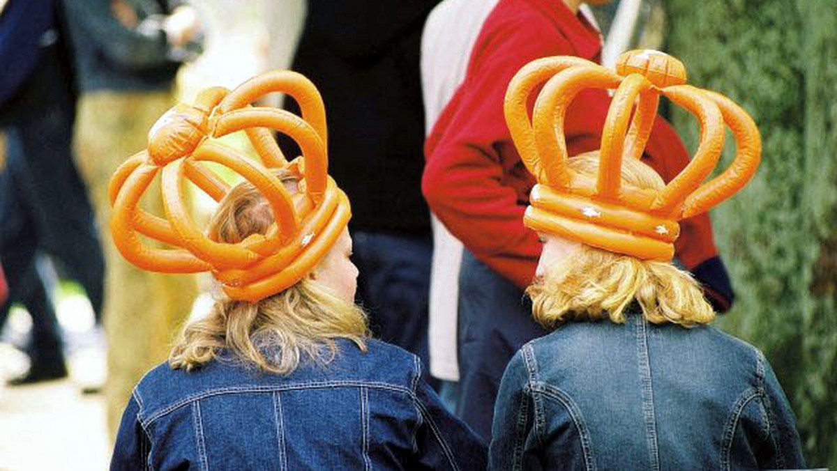 Koninginnedag, Dzień Królowej, jest obchodzony 30 kwietnia. Tego dnia Holendrzy w niezwykle spontaniczny sposób świętują urodziny swojej królowej. Jest to ich święto narodowe.