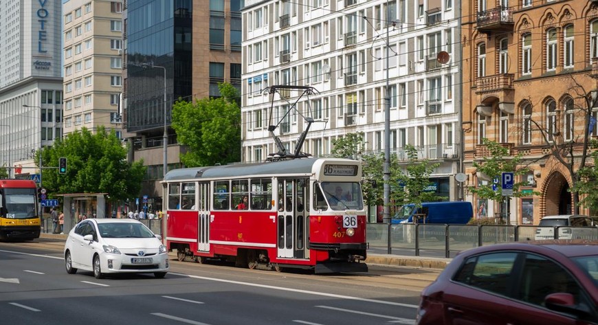 Na tory wyjechała już weekendowa linia tramwajowa T. Zabytkowe tramwaje kursują z Pragi-Północ na Ochotę.