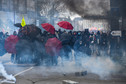 Protestujący używają parasolek jako ochrony, gdy policja używa gazu łzawiącego podczas demonstracji w Nantes, zachodnia Francja, 7 marca 2023 r.