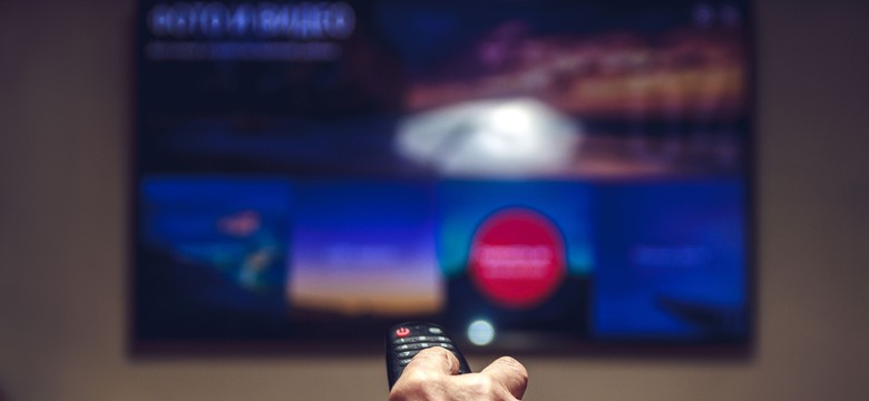 Seniorzy w Polsce wciąż poza zasięgiem platform streamingowych. Ten sondaż daje do myślenia