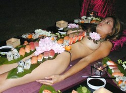 Zjedz sushi z nagiej modelki