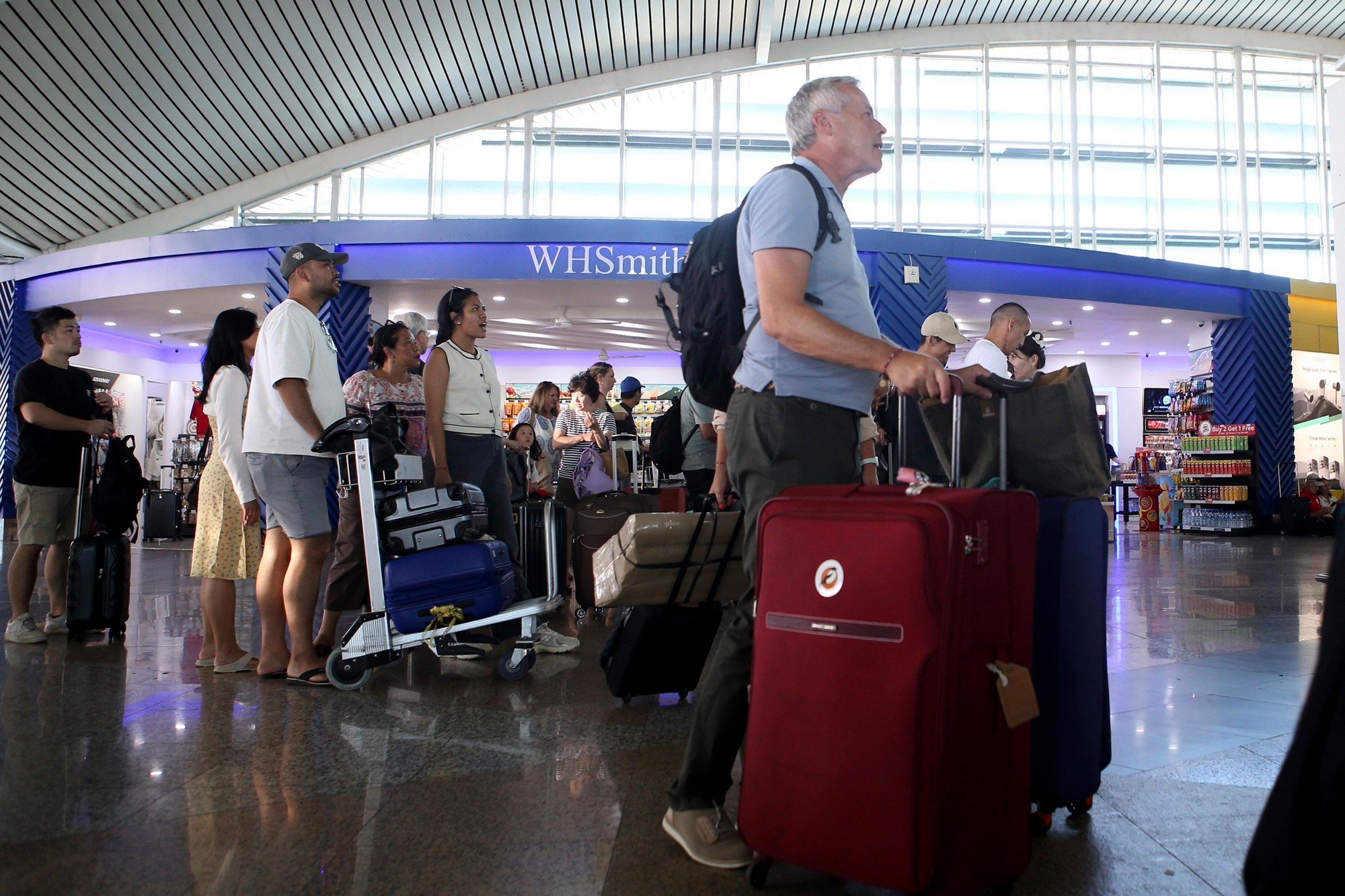 Viacero leteckých spoločností zrušilo spojenie s ostrovom Bali kvôli výbuchu sopky.