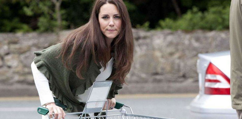 Księżna Kate sama pcha wózek. FOTY