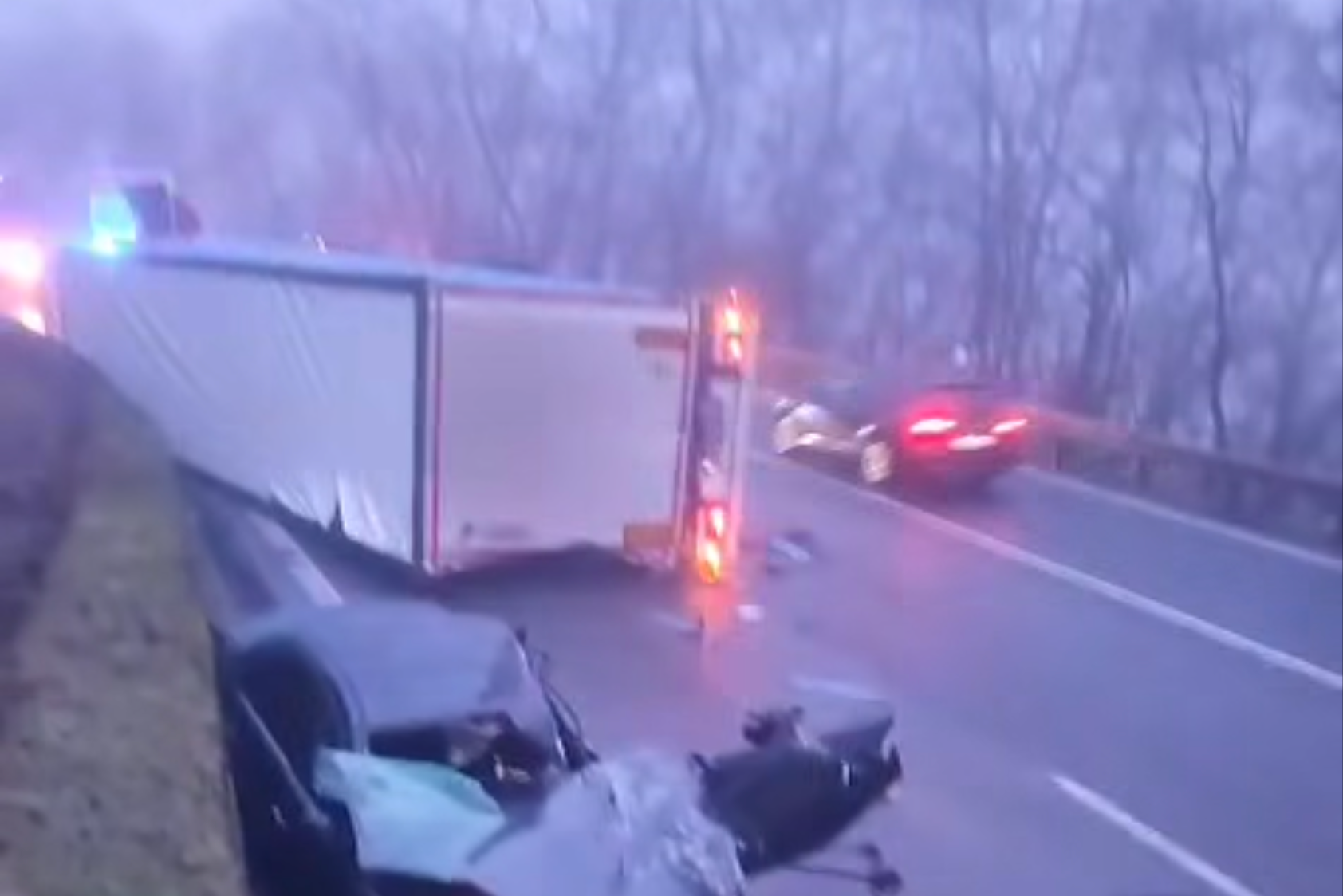 Na ceste I/16 pri Pincinej sa zrazil kamión s osobným autom. 