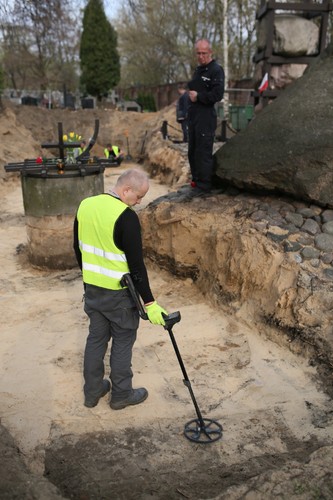CMENTARZ NA WARSZAWSKIM BRÓDNIE. TUTAJ KOMUNIŚCI W TAJEMNICY ZAKOPYWALI SWE OFIARY