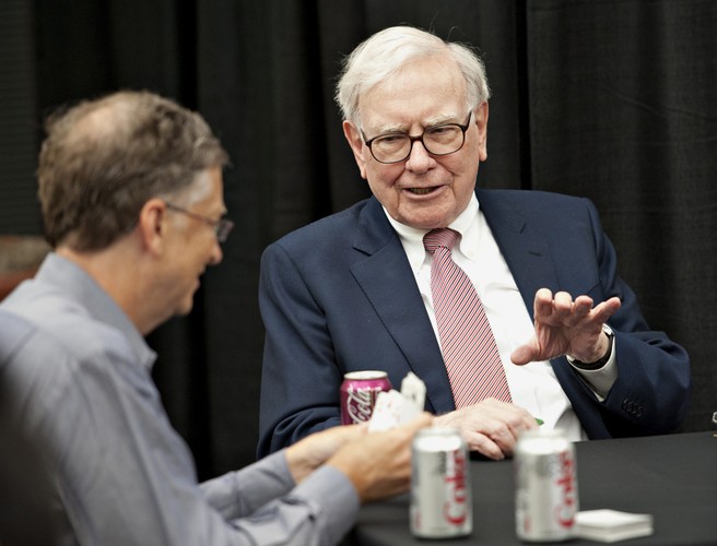 Na corocznym zjeździe w Omaha, nazywanym przez samego Buffetta Woodstokiem dla kapitalistów, nie zabrakło też karcianych rozrywek. Na zdjęciu Warren Buffett i Bill Gates podczas partyjki brydża rozgrywanej na oczach uczestników zjazdu.