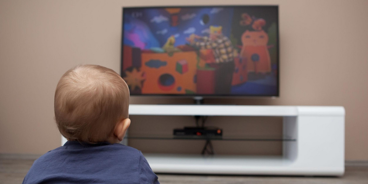 dziecko ogląda telewizję