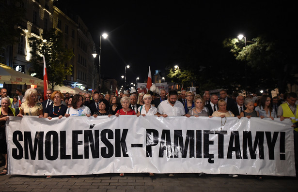 Kownacki nie odpowiedział na pytanie, ile ugód z rodzinami zawarło MON i ile wpłynęło wniosków od rodzin ofiar katastrofy smoleńskiej o odszkodowania.